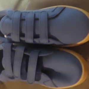 Kids shoes size 5